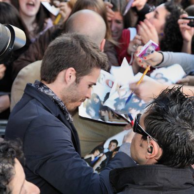 Álex Barahona firmando autógrafos