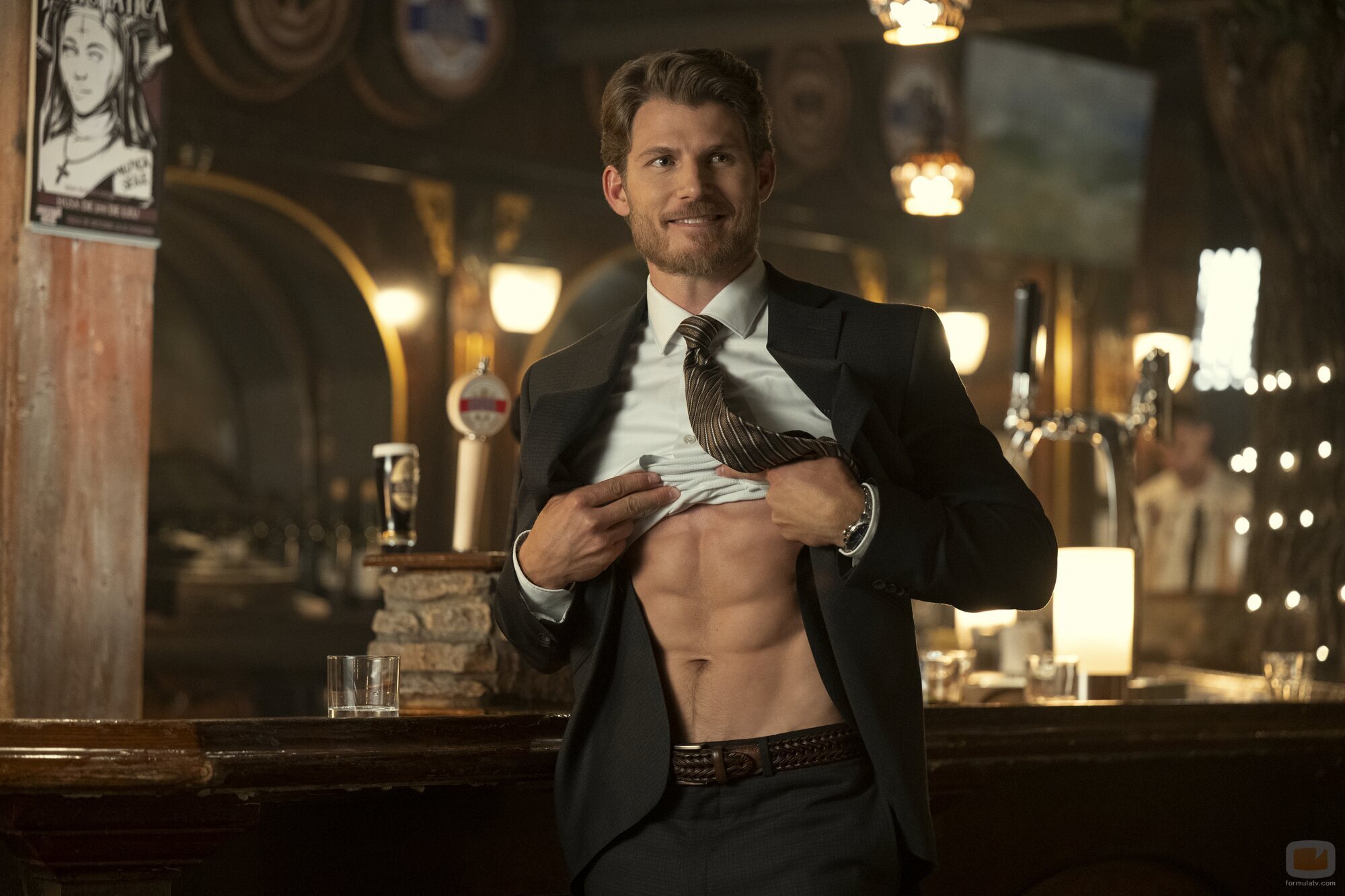 Travis Van Winkle enseña abdominales en 'Fubar'