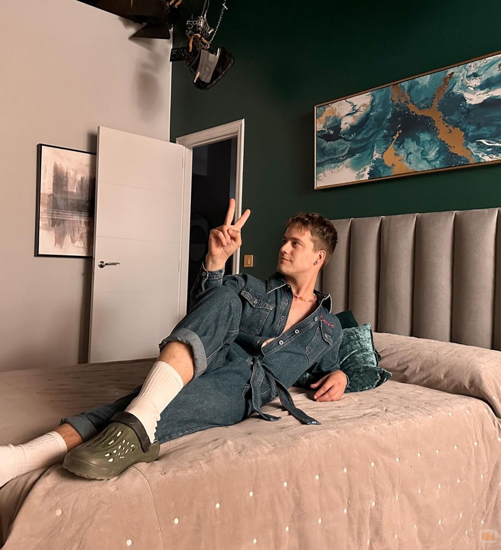 Jaime Riba en la cama de Maite durante el rodaje de la temporada 14 de 'La que se avecina'