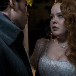 Luke Newton y Nicola Coughlan en una escena de la tercera temporada de 'Los Bridgerton'