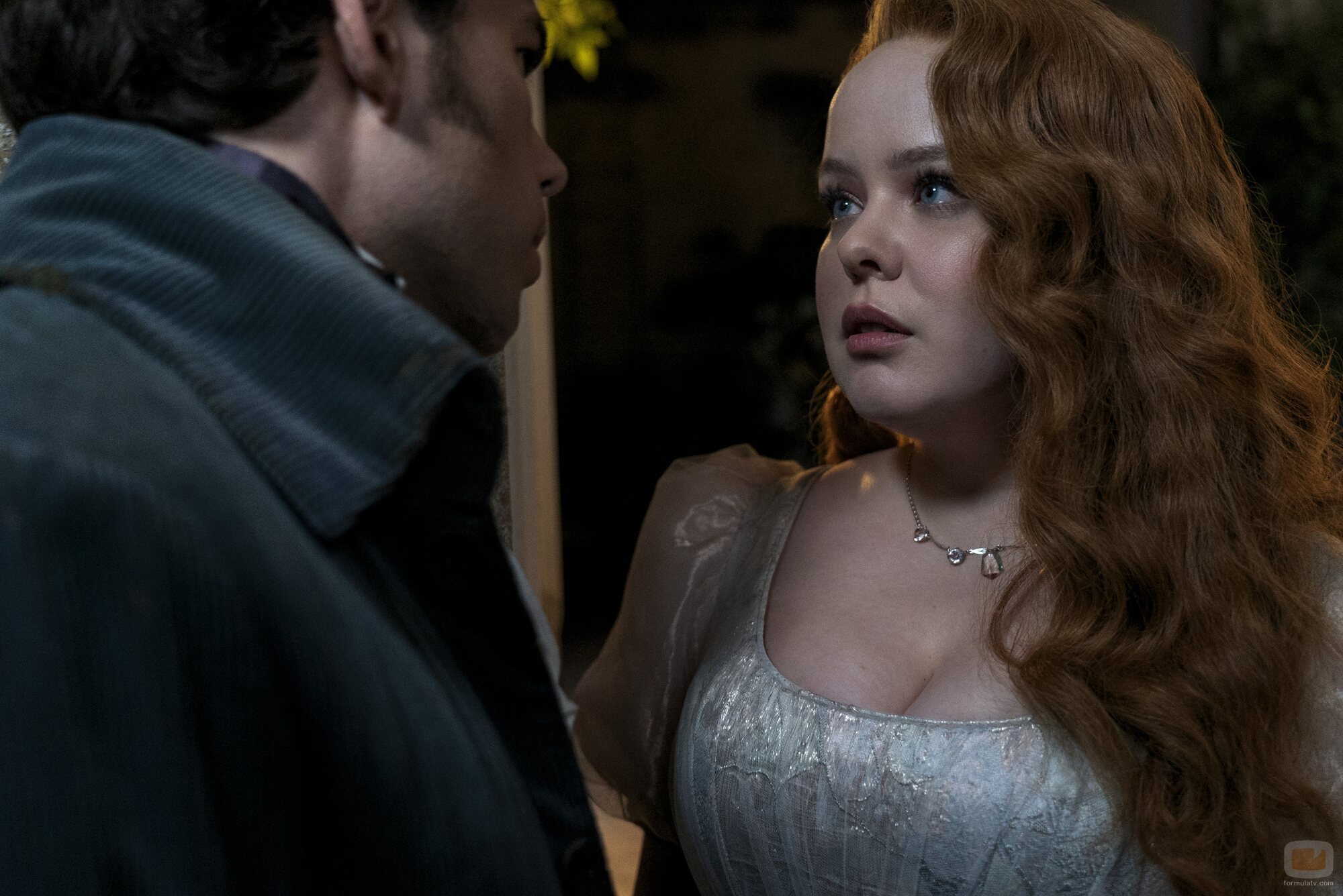 Luke Newton y Nicola Coughlan en una escena de la tercera temporada de 'Los Bridgerton'