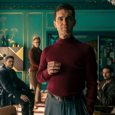 Pedro Alonso junto a su equipo de atracadores en 'Berlín'