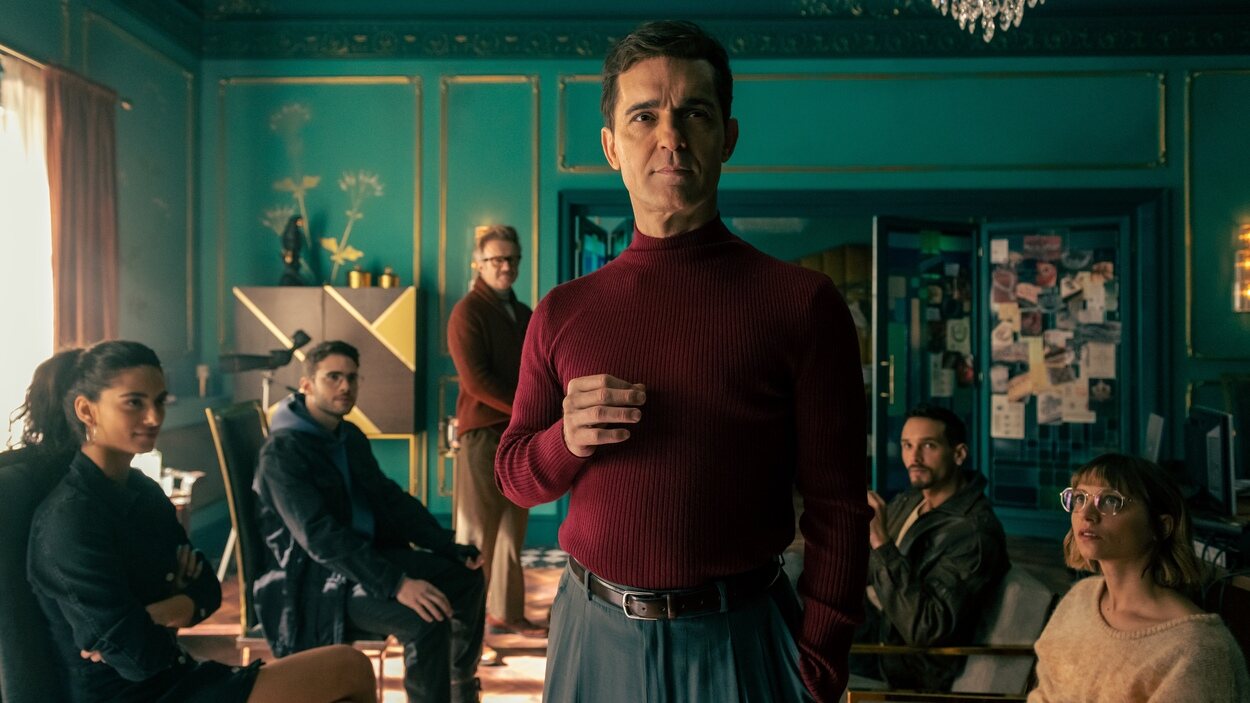 Pedro Alonso junto a su equipo de atracadores en 'Berlín'