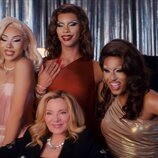 Kim Cattrall con varias drag queens en 'El Glamur'