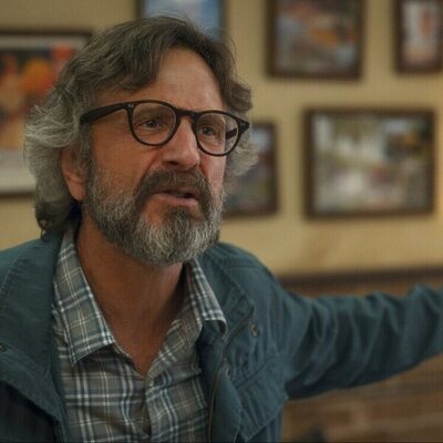 Marc Maron es Gideon en 'El horror de Dolores Roach'