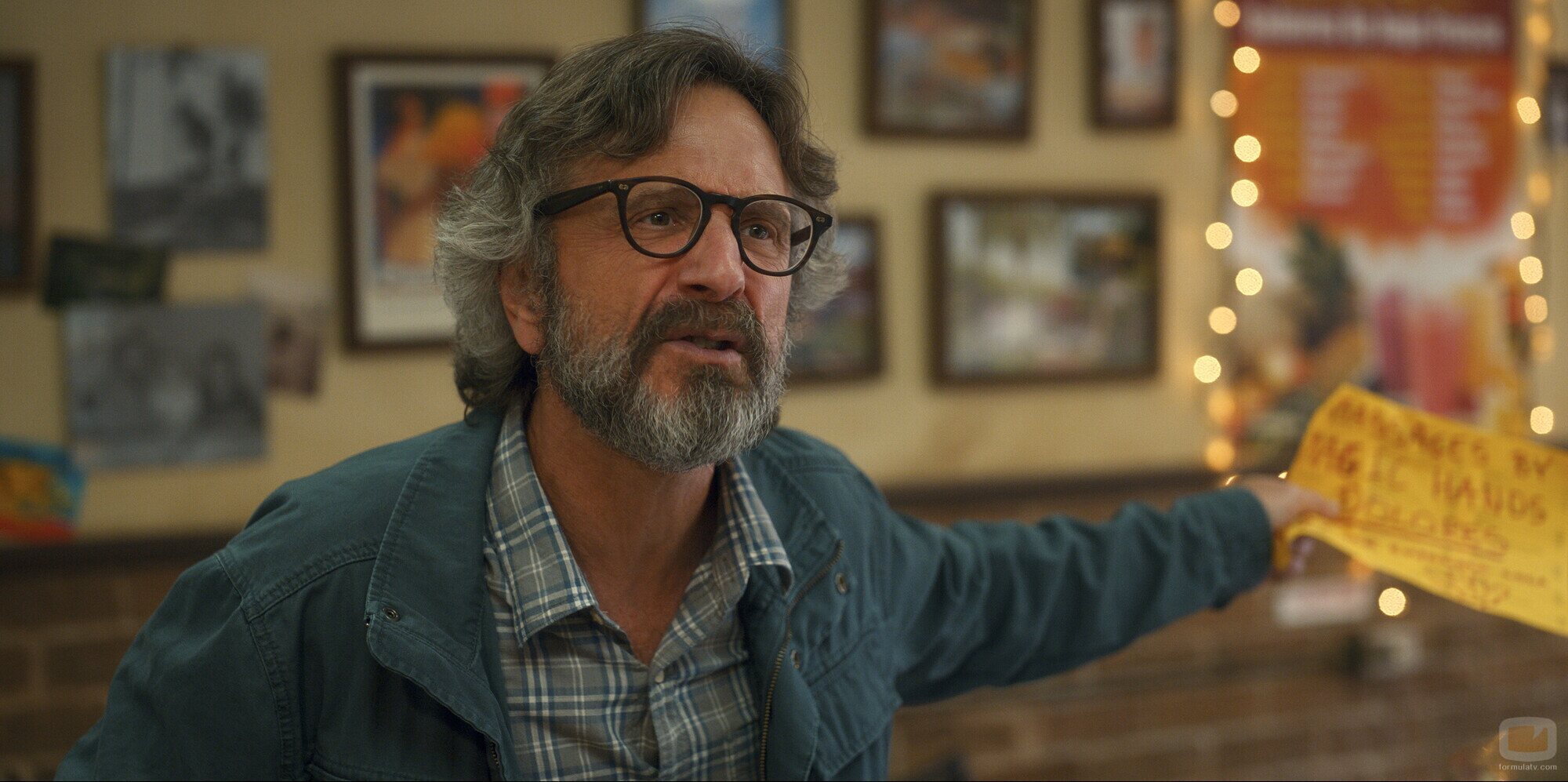 Marc Maron es Gideon en 'El horror de Dolores Roach'