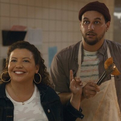 Justina Machado y Alejandro Hernandez en 'El horror de Dolores Roach'