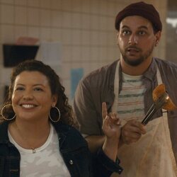 Justina Machado y Alejandro Hernandez en 'El horror de Dolores Roach'