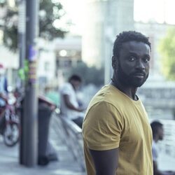 Malcolm Treviño-Sitté interpreta a Mahamoud Touré en 'Detective Touré'