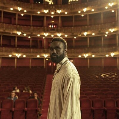 Malcolm Treviño-Sitté en una escena en un teatro en 'Detective Touré'