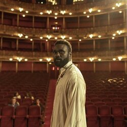 Malcolm Treviño-Sitté en una escena en un teatro en 'Detective Touré'