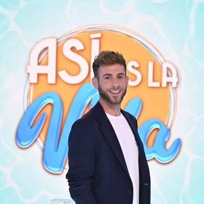 César Muñoz posa en el plató de 'Así es la vida'