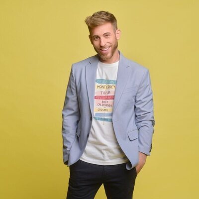 César Muñoz posa como presentador de 'Así es la vida'