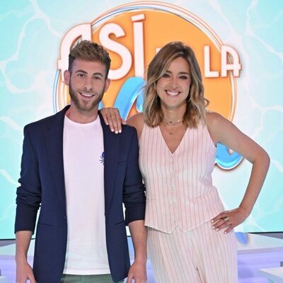 Sandra Barneda y César Muñoz posan en el plató de 'Así es la vida'