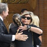Terelu Campos se abraza a Alejandra Rubio en el tanatorio por la muerte de María Teresa Campos