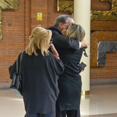Terelu Campos y Carmen Borrego reciben el pésame en el tanatorio por la muerte de María Teresa Campos