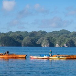 Equipo de 'El Conquistador' de TVE sobre piraguas en el mar