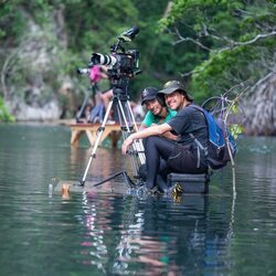 Personal técnico de 'El Conquistador' de La 1 en el agua