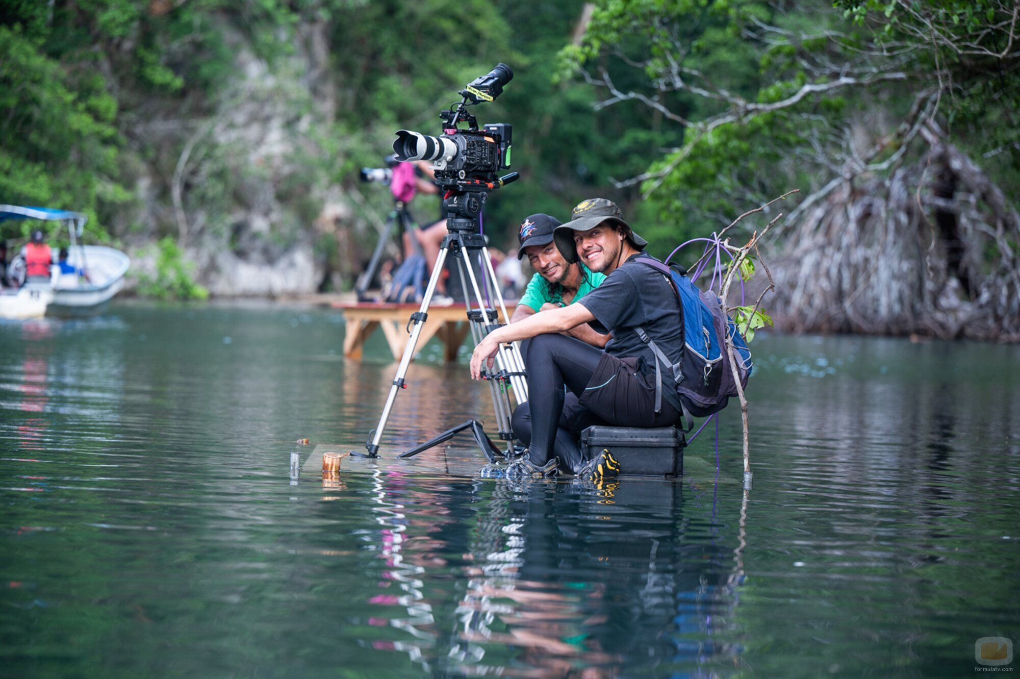 Personal técnico de 'El Conquistador' de La 1 en el agua