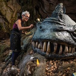 El equipo de 'El conquistador' pintando el atrezo de la Asamblea