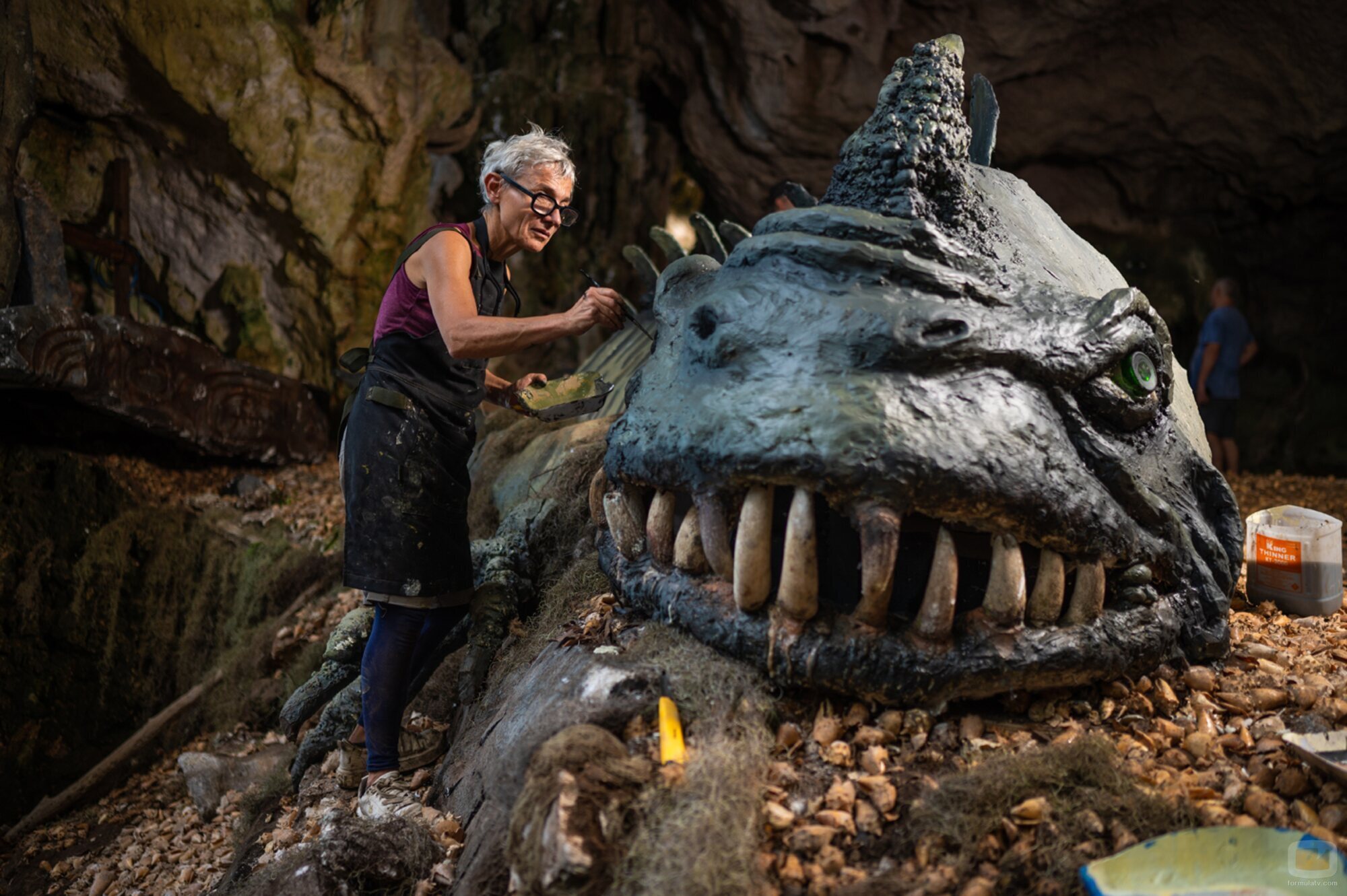 El equipo de 'El conquistador' pintando el atrezo de la Asamblea