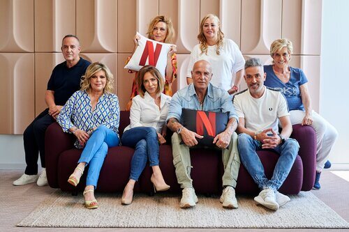 Posado de los protagonistas de 'Sálvese quien pueda', el reality de Netflix con 'Sálvame'