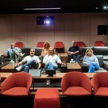 Netflix acoge a los protagonistas de 'Sálvese quien pueda' en el cine de sus oficinas