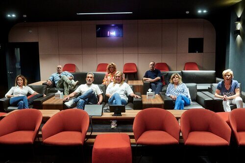 Netflix acoge a los protagonistas de 'Sálvese quien pueda' en el cine de sus oficinas