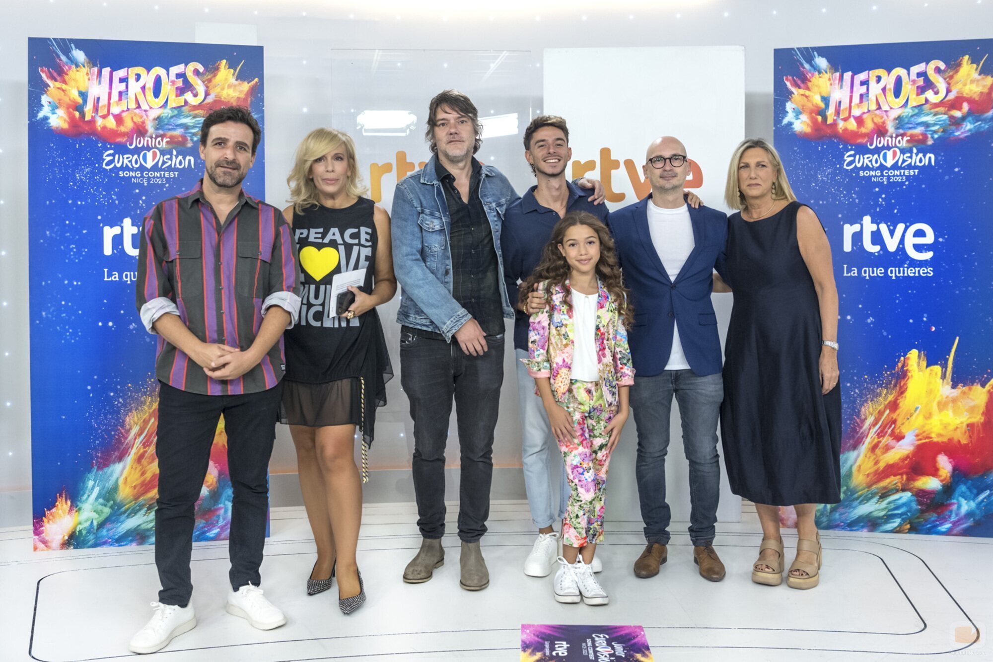 Los compositores de 'Loviu' junto a Sandra Valero, representante de España en Eurovisión Junior 2023