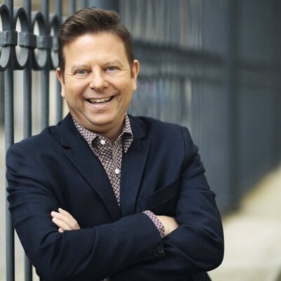 Posado de Tinet Rubira, director general de Getsmusic Endemol