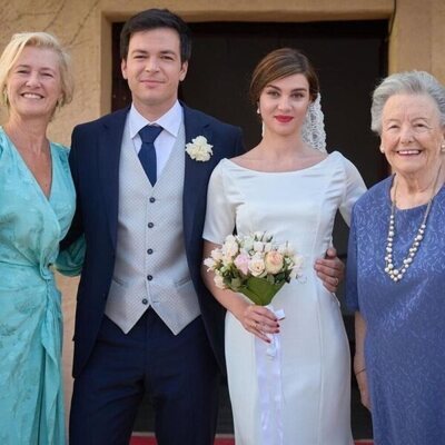 María y Jorge en su boda, acompañados de Merche y Herminia en 'Cuéntame'