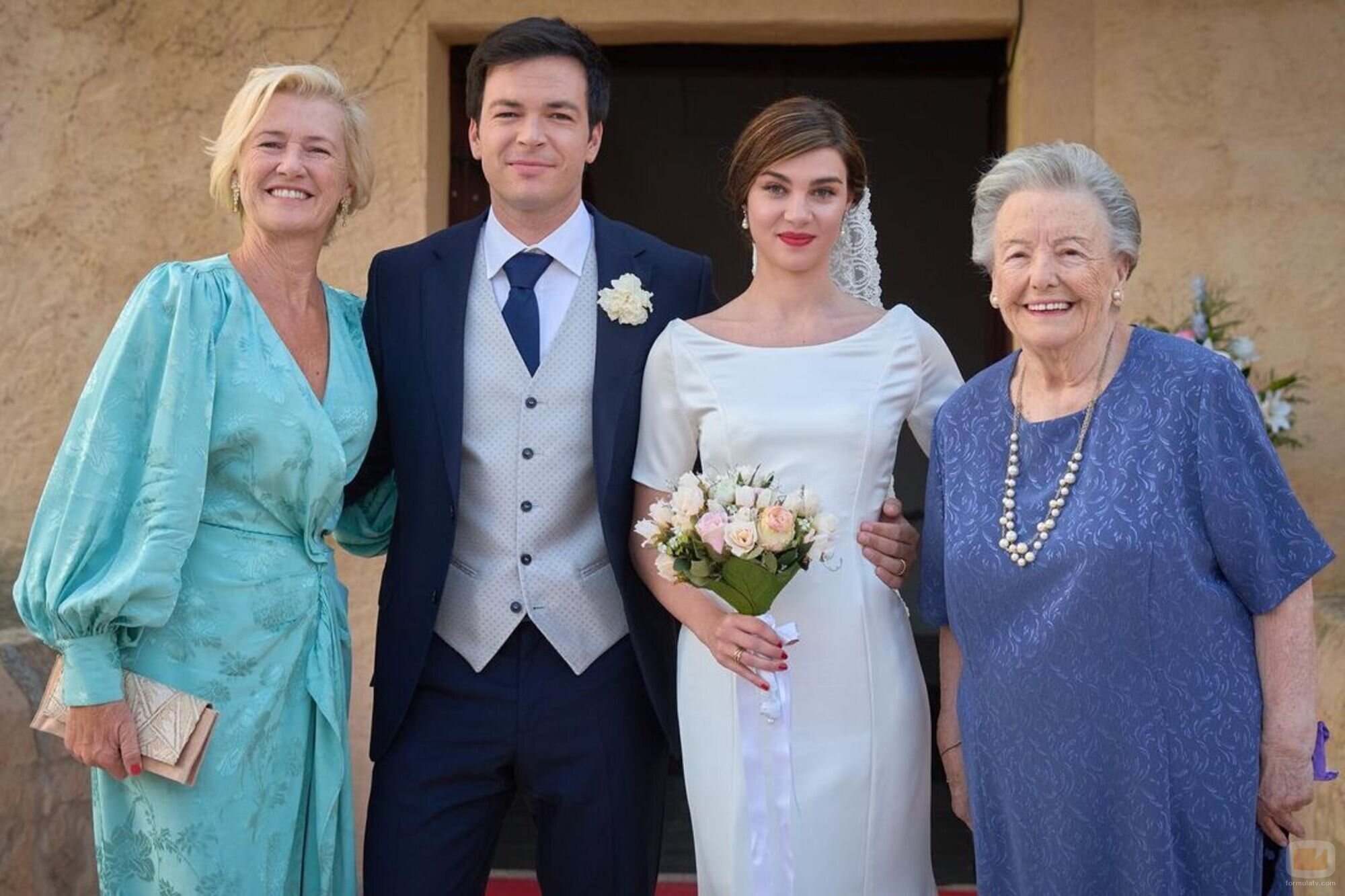 María y Jorge en su boda, acompañados de Merche y Herminia en 'Cuéntame'