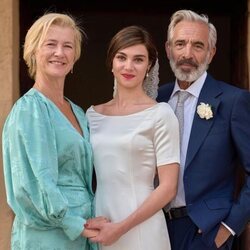 María Alcántara con sus padres el día de su boda en 'Cuéntame'