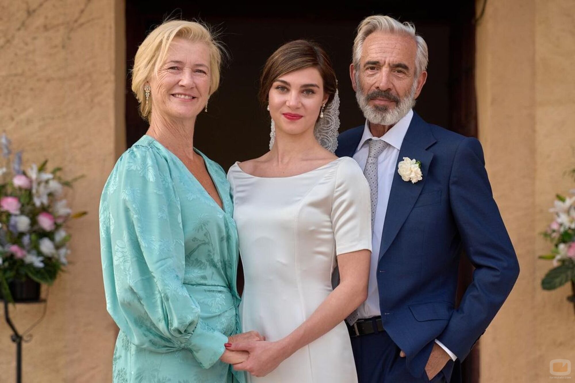 María Alcántara con sus padres el día de su boda en 'Cuéntame'