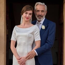 María Alcántara el día de su boda con su padre Antonio en 'Cuéntame'