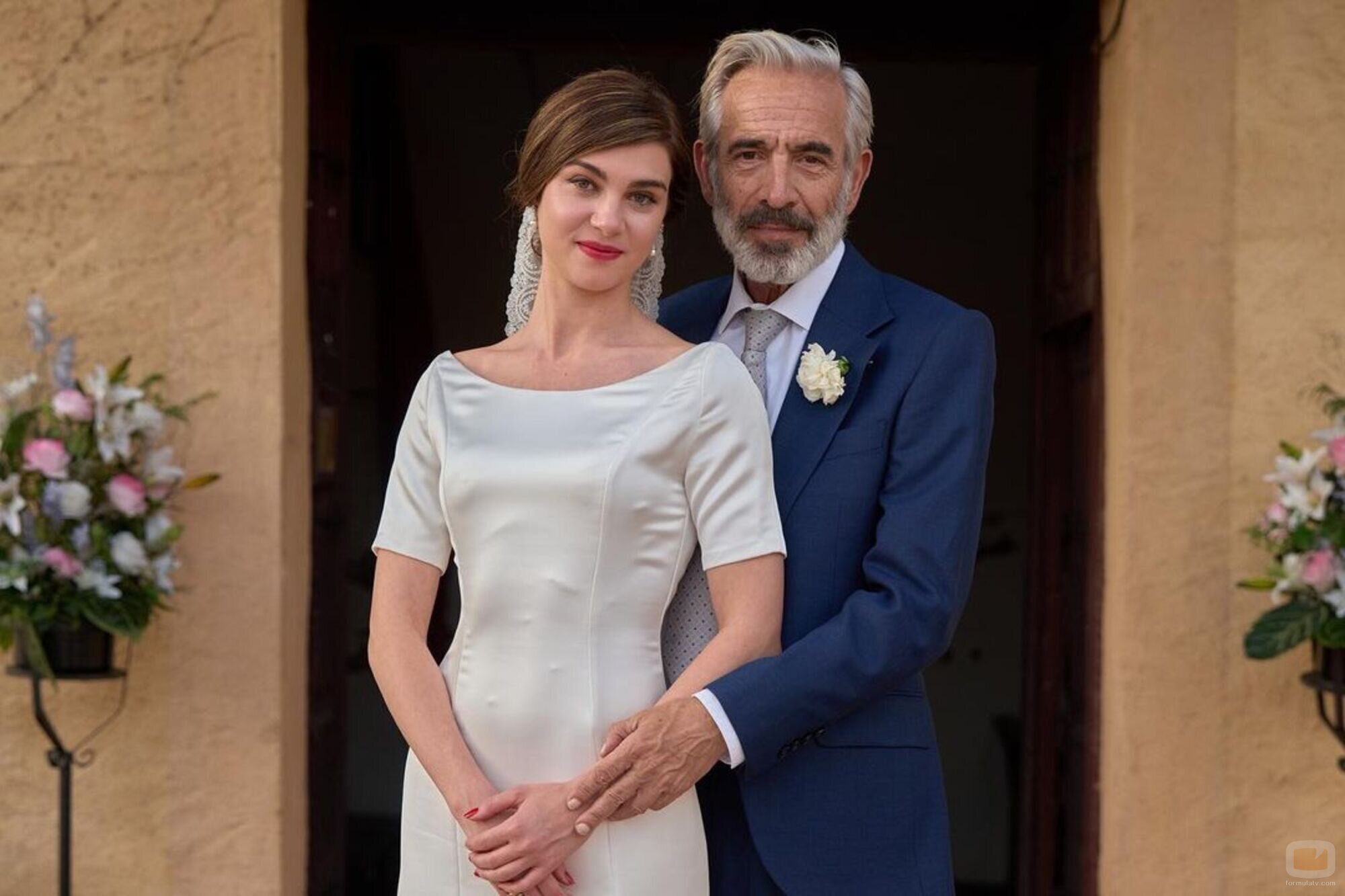 María Alcántara el día de su boda con su padre Antonio en 'Cuéntame'