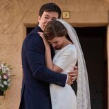 Jorge y María se abrazan en su boda en 'Cuéntame'