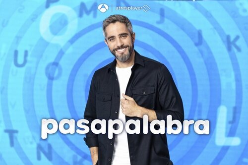 Roberto Leal frente a la pantalla de 'Pasapalabra'