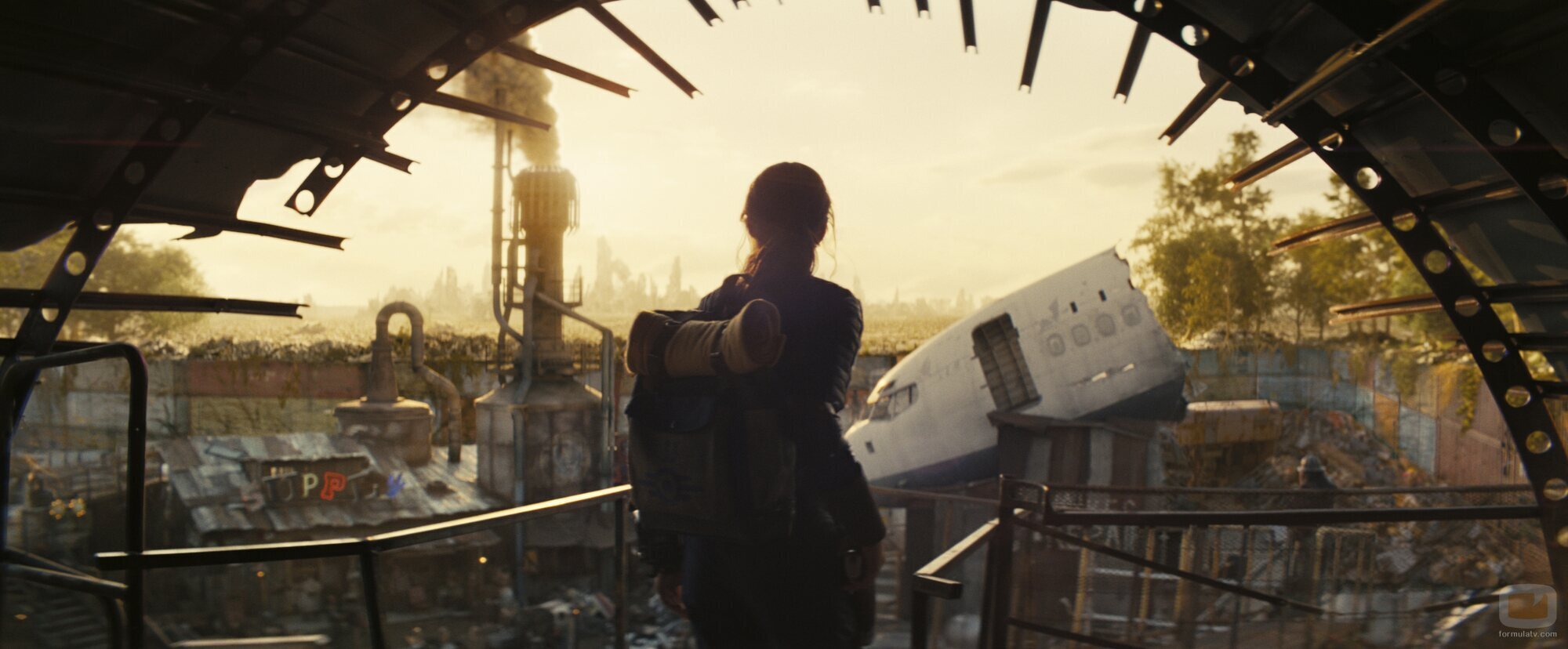 Ella Purnell observa las ruinas en 'Fallout'