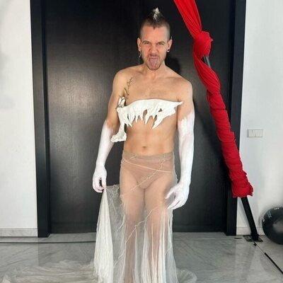 Dabiz Muñoz se viste con el traje de las Campanadas 2022/23 de Cristina Pedroche