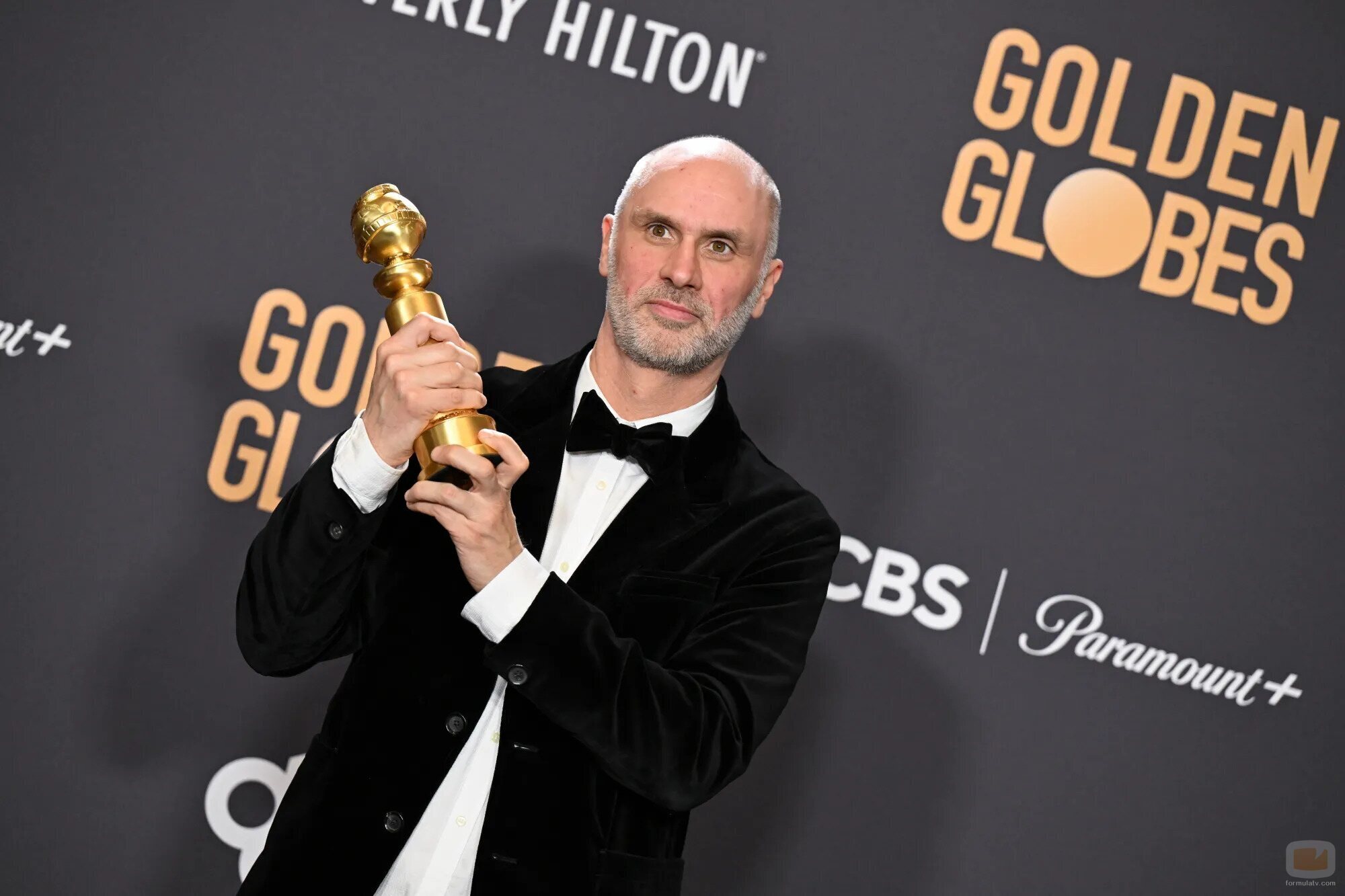 Jesse Armstrong posa con el Globo de Oro 2024 a Mejor Serie de Drama por 'Succession'