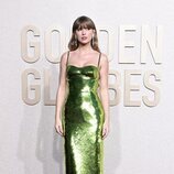 Taylor Swift en la alfombra roja de los Globos de Oro 2024