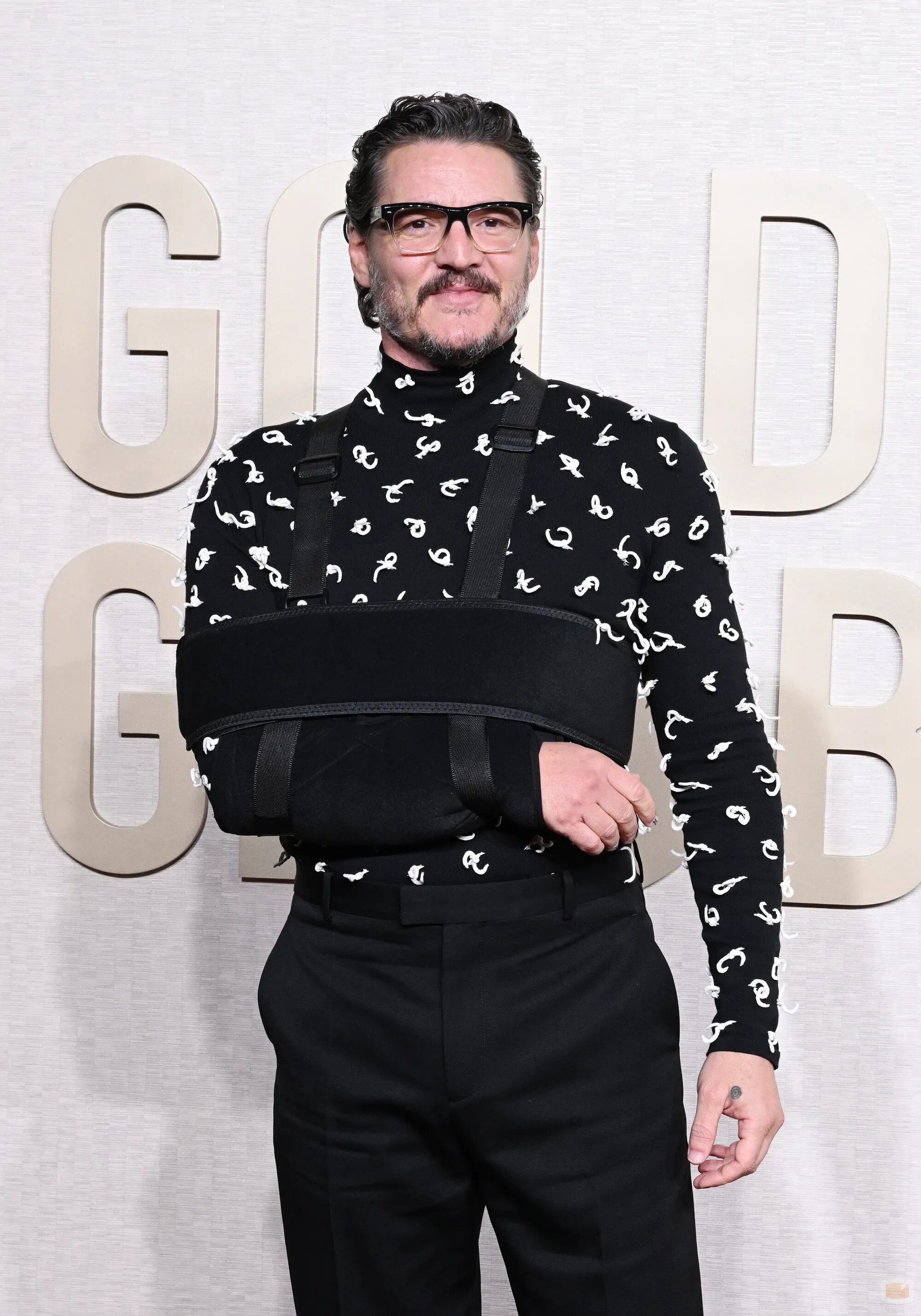 Pedro Pascal en la alfombra roja de los Globos de Oro 2024