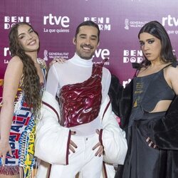 Inés Hernand, Jordi Cruz y Rayo MacQueer en la alfombra naranja del Benidorm Fest 2024