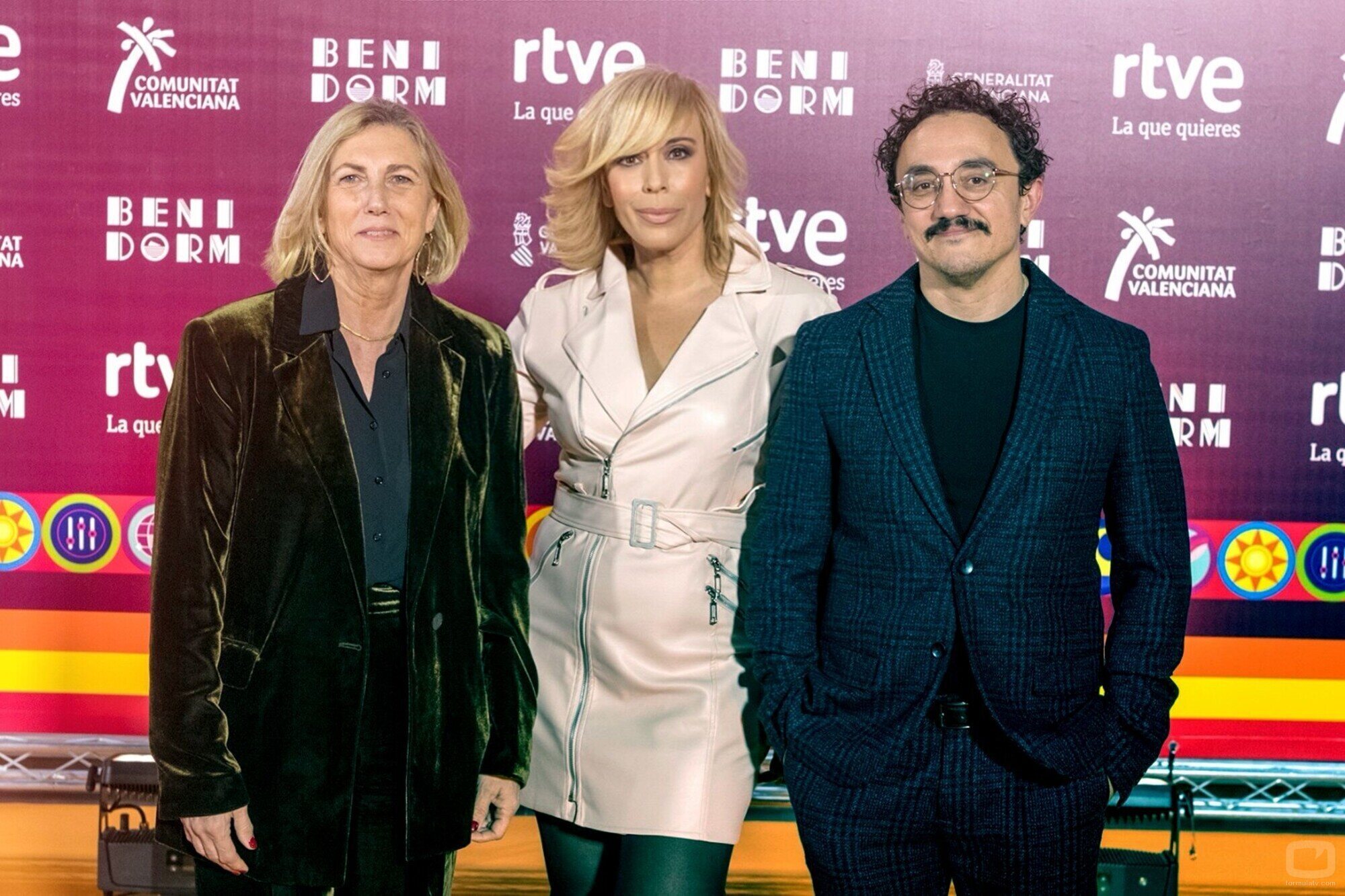 Ana María Bordas, María Eizaguirre y César Vallejo en la alfombra naranja del Benidorm Fest 2024