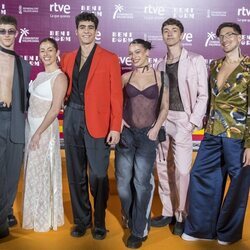 Quique Niza junto a su equipo en la alfombra naranja del Benidorm Fest 2024