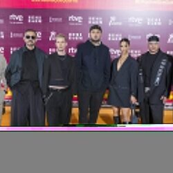 Dellacruz y su equipo en la alfombra naranja del Benidorm Fest 2024