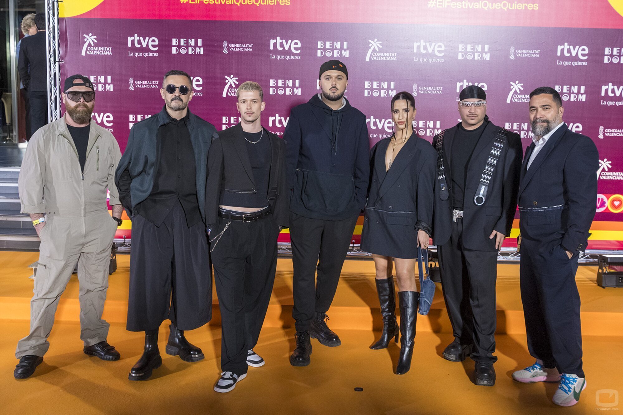Dellacruz y su equipo en la alfombra naranja del Benidorm Fest 2024