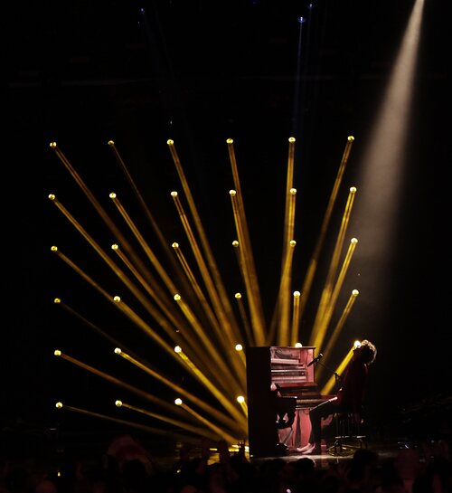 Roger Padrós interpreta 'El temps' en el Benidorm Fest 2024