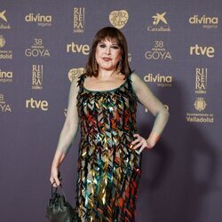 Loles León, sonriente en la alfombra roja de los Premios Goya 2024